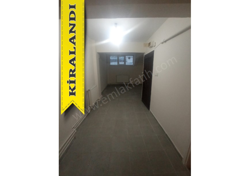 Kocamustafapaşa Kiralık Daire 2+1 Yarı Bodrum Arkası Bahçe Cumartesi Pazarı İçinde