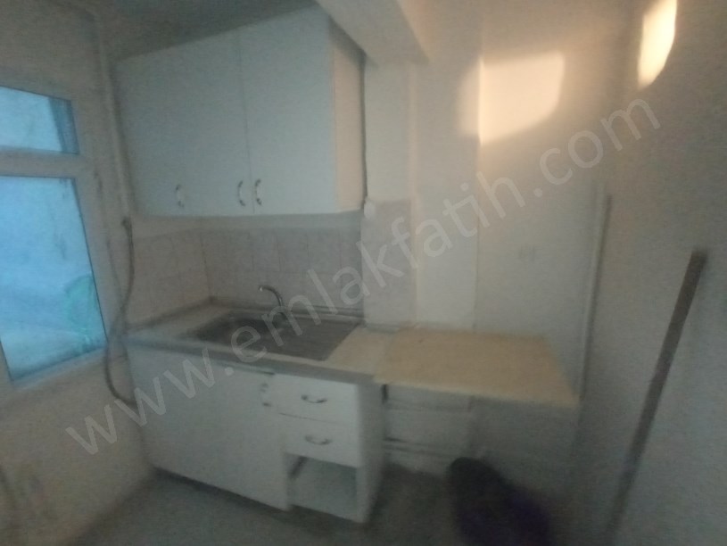 Kocamustafapaşa Kiralık Daire 2+1 Yarı Bodrum Arkası Bahçe Cumartesi Pazarı İçinde