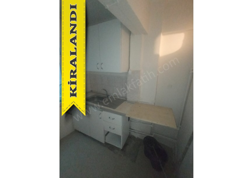 Kocamustafapaşa Kiralık Daire 2+1 Yarı Bodrum Arkası Bahçe Cumartesi Pazarı İçinde