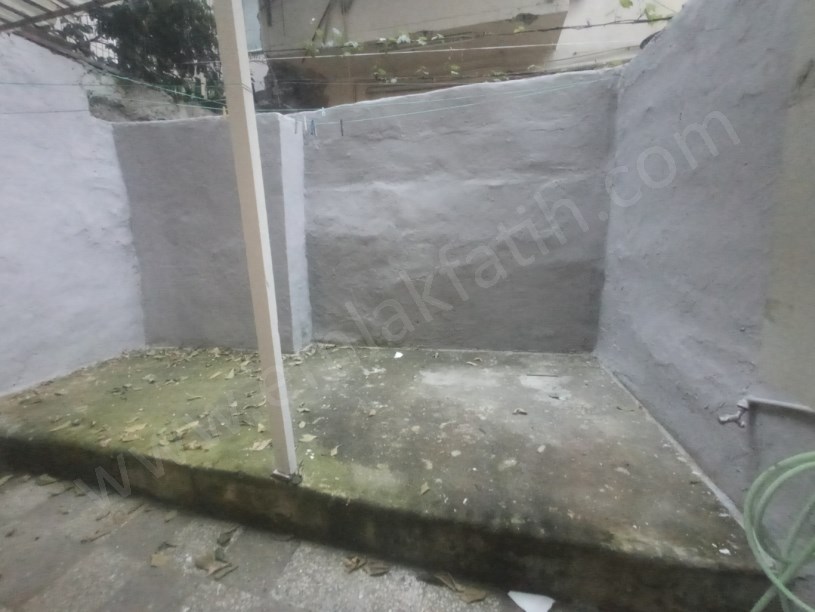 Kocamustafapaşa Kiralık Daire 2+1 Yarı Bodrum Arkası Bahçe Cumartesi Pazarı İçinde