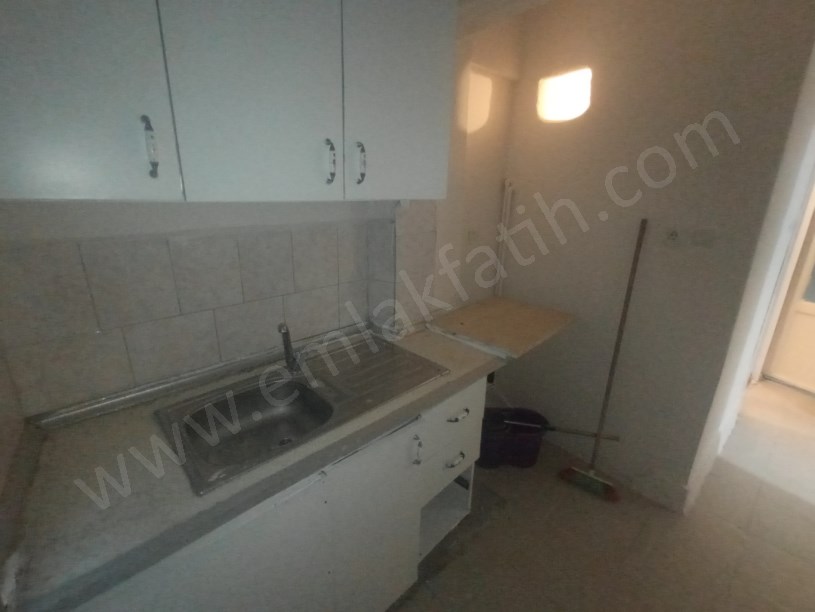 Kocamustafapaşa Kiralık Daire 2+1 Yarı Bodrum Arkası Bahçe Cumartesi Pazarı İçinde