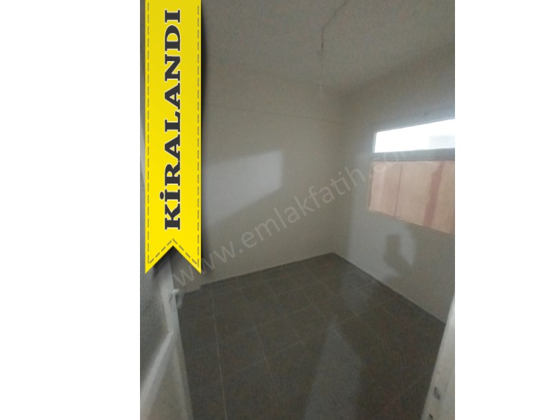 Kocamustafapaşa Kiralık Daire 2+1 Yarı Bodrum Arkası Bahçe Cumartesi Pazarı İçinde
