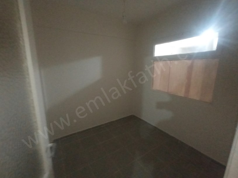 Kocamustafapaşa Kiralık Daire 2+1 Yarı Bodrum Arkası Bahçe Cumartesi Pazarı İçinde