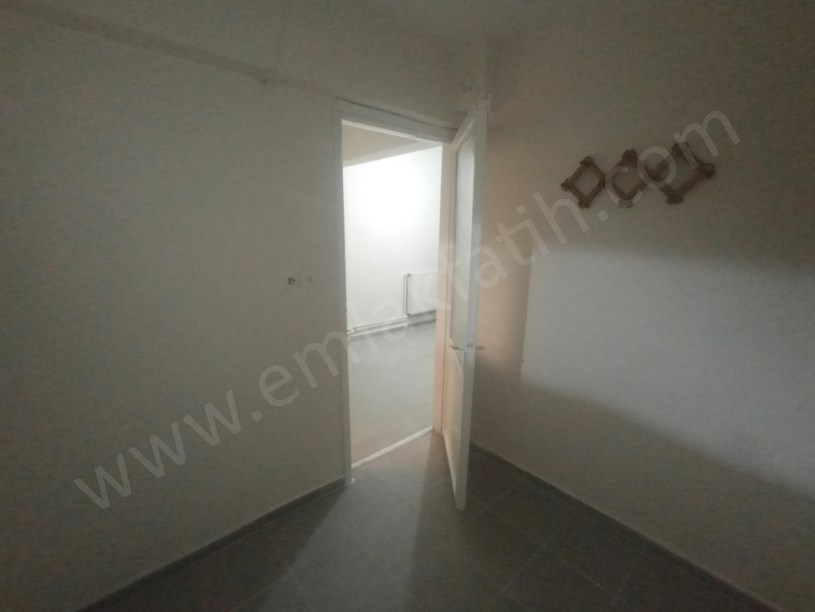 Kocamustafapaşa Kiralık Daire 2+1 Yarı Bodrum Arkası Bahçe Cumartesi Pazarı İçinde