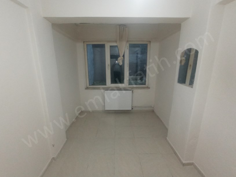 Kocamustafapaşa Kiralık Daire 2+1 Yarı Bodrum Arkası Bahçe Cumartesi Pazarı İçinde