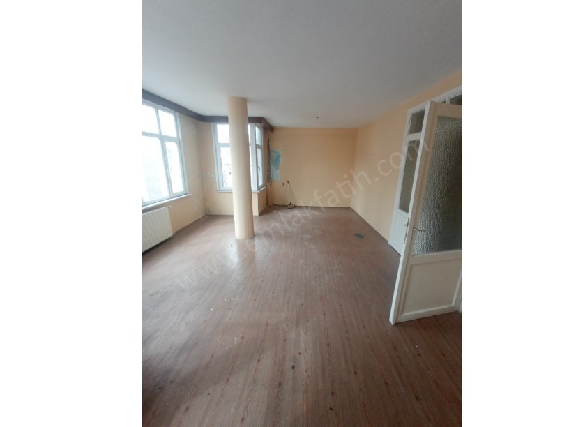 Cerrahpaşa Satılık Daire 2+1 Çift Cephe 100m2 Daire Ana Caddeye ve Hastanelere Çok Yakın