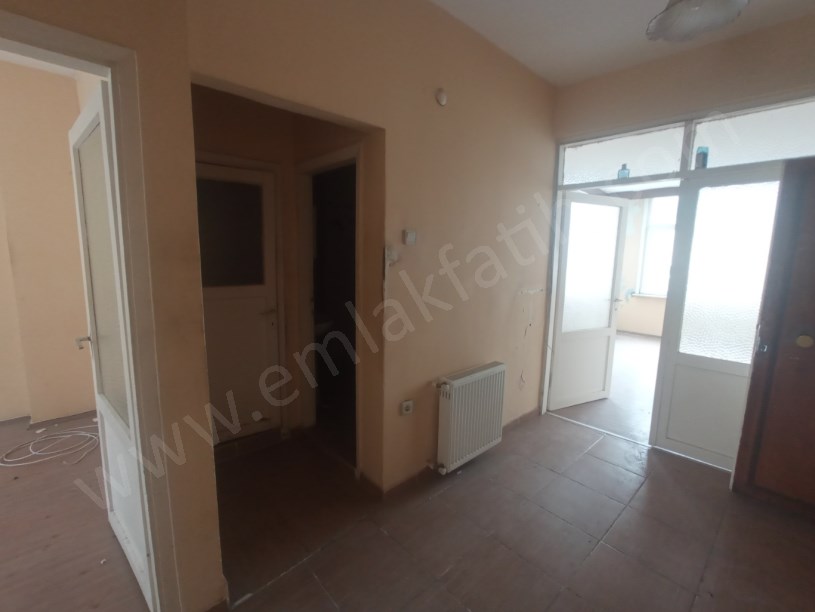 Cerrahpaşa Satılık Daire 2+1 Çift Cephe 100m2 Daire Ana Caddeye ve Hastanelere Çok Yakın