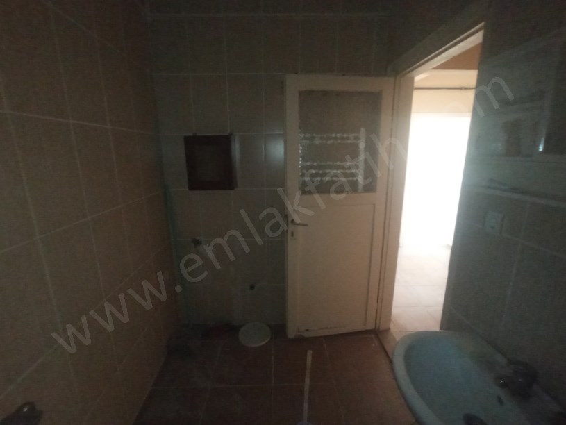 Cerrahpaşa Satılık Daire 2+1 Çift Cephe 100m2 Daire Ana Caddeye ve Hastanelere Çok Yakın