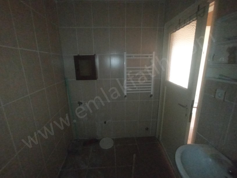 Cerrahpaşa Satılık Daire 2+1 Çift Cephe 100m2 Daire Ana Caddeye ve Hastanelere Çok Yakın
