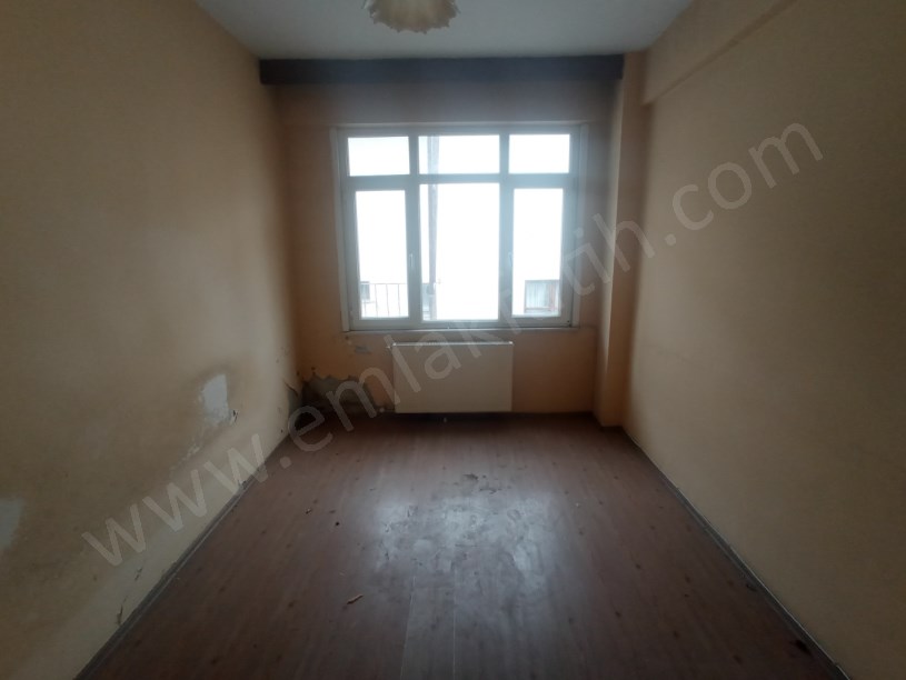 Cerrahpaşa Satılık Daire 2+1 Çift Cephe 100m2 Daire Ana Caddeye ve Hastanelere Çok Yakın