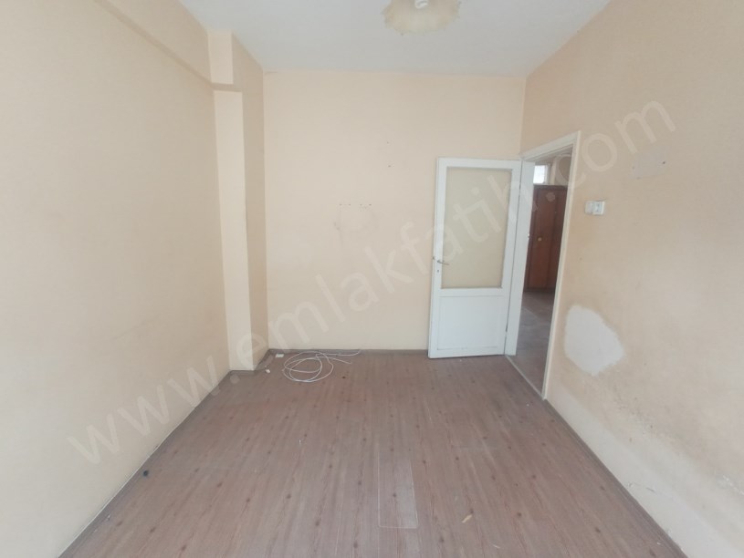 Cerrahpaşa Satılık Daire 2+1 Çift Cephe 100m2 Daire Ana Caddeye ve Hastanelere Çok Yakın