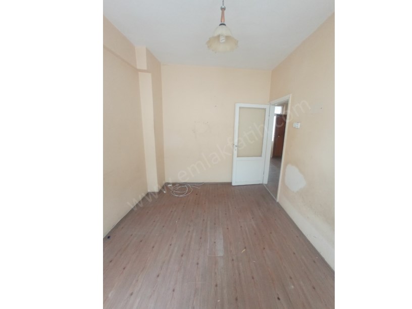 Cerrahpaşa Satılık Daire 2+1 Çift Cephe 100m2 Daire Ana Caddeye ve Hastanelere Çok Yakın