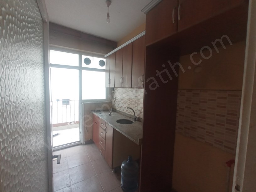 Cerrahpaşa Satılık Daire 2+1 Çift Cephe 100m2 Daire Ana Caddeye ve Hastanelere Çok Yakın