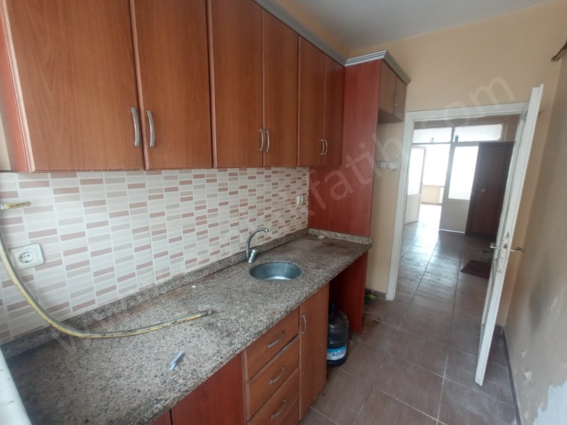 Cerrahpaşa Satılık Daire 2+1 Çift Cephe 100m2 Daire Ana Caddeye ve Hastanelere Çok Yakın