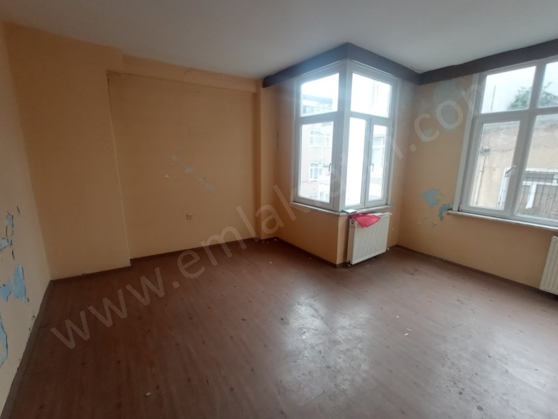 Cerrahpaşa Satılık Daire 2+1 Çift Cephe 100m2 Daire Ana Caddeye ve Hastanelere Çok Yakın