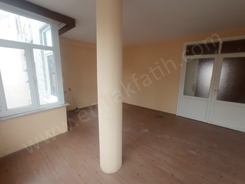 Cerrahpaşa Satılık Daire 2+1 Çift Cephe 100m2 Daire Ana Caddeye ve Hastanelere Çok Yakın