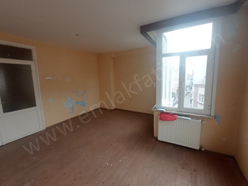 Cerrahpaşa Satılık Daire 2+1 Çift Cephe 100m2 Daire Ana Caddeye ve Hastanelere Çok Yakın