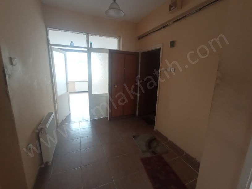 Cerrahpaşa Satılık Daire 2+1 Çift Cephe 100m2 Daire Ana Caddeye ve Hastanelere Çok Yakın