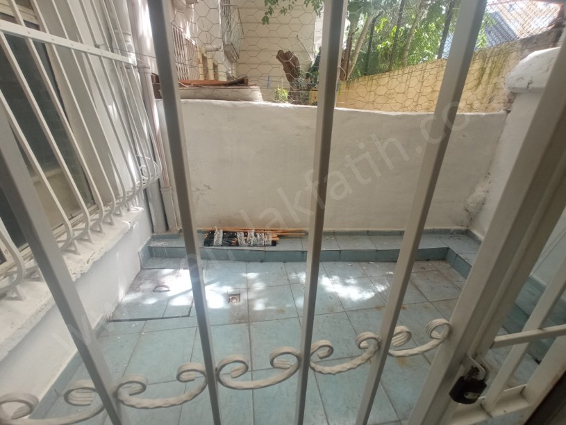 Kocamustafapaşa Kiralık Daire 50m² Giriş Kat Balta Sokak Üzerinde Kombili, Klimalı ve Müstakil Bahçe