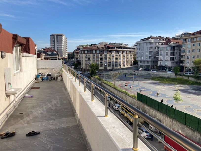 BEYLİKDÜZÜ KAYMAKAMLIĞA YAKIN 2+1 ÇATI KATI DAİRE