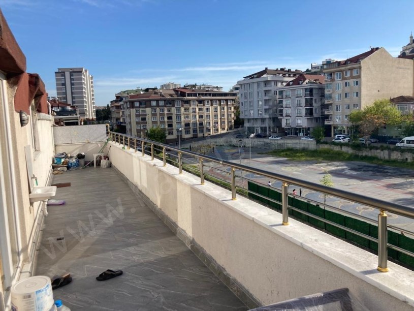 BEYLİKDÜZÜ KAYMAKAMLIĞA YAKIN 2+1 ÇATI KATI DAİRE