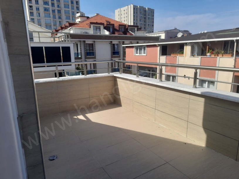 BEYLİKDÜZÜNDE ÇİFT GİRİŞLİ GENİŞ MASRAFSIZ 4+2 DUBLEKS DAİRE