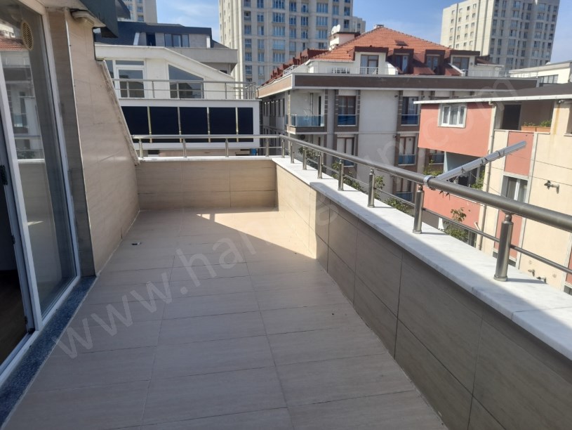 BEYLİKDÜZÜNDE ÇİFT GİRİŞLİ GENİŞ MASRAFSIZ 4+2 DUBLEKS DAİRE