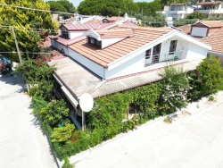 Kuşadası Hacıfeyzullah Mah. Satılık Yazlık 4+1 140 M2 | Villa Ve Müstakil