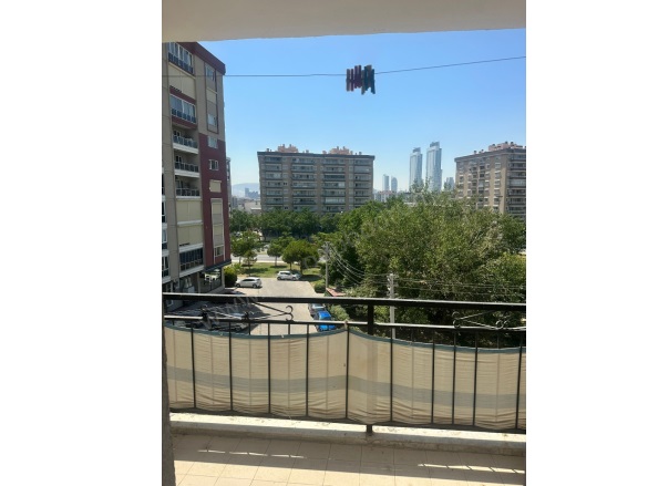 Tepekule Mah. Bayraklı  Satılık Daire |  3+1 Oda | 100M2 5.750.000Tl  Krediye Uygun  | 4. Kat | Doğalgaz(Kombi) | 1 Banyo | 1 Yatak Odası Resim-1