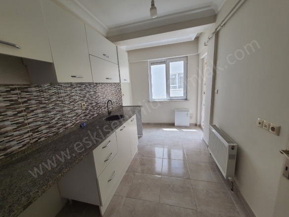 Sütlüce Mah. Tepebaşı Kiralık Daire |  2+1 Oda | 100M2 Aylık 13.000Tl  Krediye Uygun  | 1. Kat | Doğalgaz(Kombi) | 1 Banyo | 2 Yatak Odası Resim-4