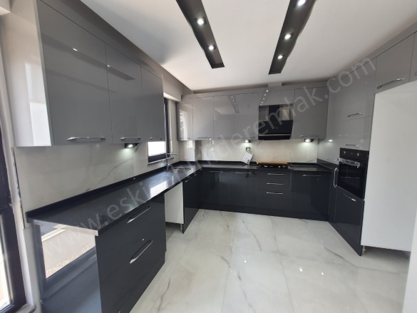 Sazova Mah. Tepebaşı Satılık Villa |  4+1 Oda | 250M2 10.950.000Tl  Krediye Uygun  | Villa | Yerden Isıtma | 2 Banyo | 4 Yatak Odası Resim-2