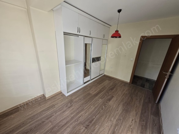Kurtuluş Mah. Odunpazarı Kiralık Daire |  2+1 Oda | 100M2 Aylık 25.000Tl  Krediye Uygun  Eşyalı  | 1. Kat | Doğalgaz(Kombi) | 1 Banyo | 2 Yatak Odası Resim-3