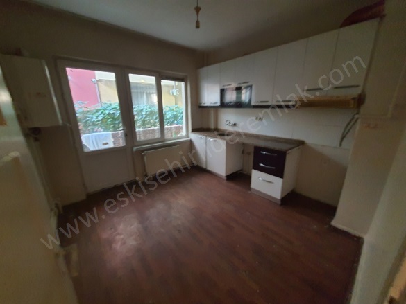 Işıklar Mah. Tepebaşı Satılık Daire |  2+1 Oda | 100M2 2.300.000Tl  Krediye Uygun  | Giriş Katı | Doğalgaz(Kombi) | 1 Banyo | 2 Yatak Odası Resim-2