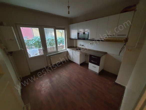Işıklar Mah. Tepebaşı Satılık Daire |  2+1 Oda | 100M2 2.300.000Tl  Krediye Uygun  | Giriş Katı | Doğalgaz(Kombi) | 1 Banyo | 2 Yatak Odası Resim-3