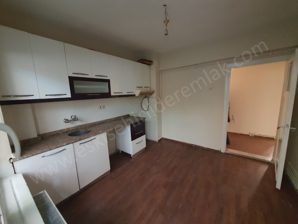 Işıklar Mah. Tepebaşı Satılık Daire |  2+1 Oda | 100M2 2.300.000Tl  Krediye Uygun  | Giriş Katı | Doğalgaz(Kombi) | 1 Banyo | 2 Yatak Odası Resim-4