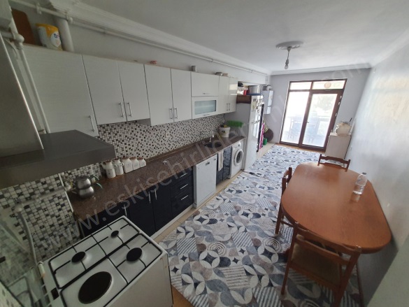 Çamlıca Mah. Tepebaşı Satılık Daire |  3+1 Oda | 135M2 3.350.000Tl  Krediye Uygun  | 3. Kat | Doğalgaz(Kombi) | 1 Banyo | 3 Yatak Odası Resim-2