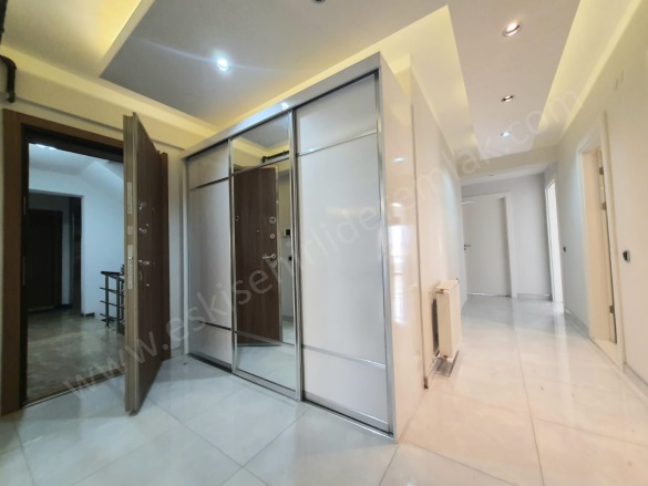 Sümer Mah. Odunpazarı Kiralık Daire |  3+1 Oda | 162M2 Aylık 38.000Tl  Krediye Uygun  | 1. Kat | Doğalgaz(Kombi) | 2 Banyo | 3 Yatak Odası Resim-5