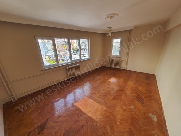 Vişnelik Mah. Odunpazarı Kiralık Daire |  3+1 Oda | 128M2 Aylık 20.000Tl  Krediye Uygun  | 1. Kat | Doğalgaz(Kombi) | 1 Banyo | 3 Yatak Odası Resim-4