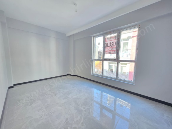 Çamlıca Mah. Tepebaşı Kiralık Daire |  1+2 Oda | 70M2 Aylık 15.000Tl  Krediye Uygun  | 2. Kat | Yerden Isıtma | 1 Banyo | 1 Yatak Odası Resim-4