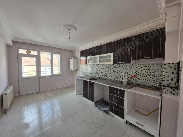 Emek Mah. Odunpazarı Kiralık Daire |  3+1 Oda | 130M2 Yıllık 18.000Tl | 3. Kat | Doğalgaz(Kombi) | 1 Banyo | 1 Yatak Odası Resim-1