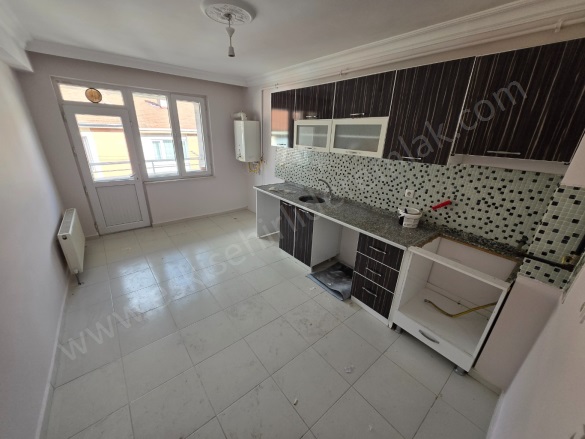 Emek Mah. Odunpazarı Kiralık Daire |  3+1 Oda | 130M2 Yıllık 18.000Tl | 3. Kat | Doğalgaz(Kombi) | 1 Banyo | 1 Yatak Odası Resim-2