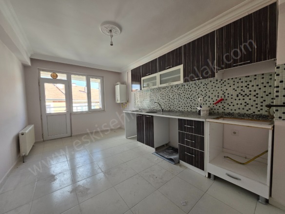 Emek Mah. Odunpazarı Kiralık Daire |  3+1 Oda | 130M2 Yıllık 18.000Tl | 3. Kat | Doğalgaz(Kombi) | 1 Banyo | 1 Yatak Odası Resim-3