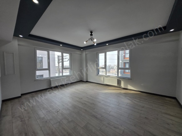 Çamlıca Mah. Tepebaşı Satılık Daire |  3+1 Oda | 135M2 4.450.000Tl  Krediye Uygun  | 2. Kat | Yerden Isıtma | 1 Banyo | 3 Yatak Odası Resim-4