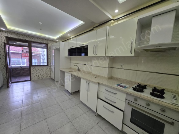 Işıklar Mah. Tepebaşı Kiralık Daire |  3+1 Oda | 150M2 Aylık 22.000Tl | 2. Kat | Doğalgaz(Kombi) | 1 Banyo | 3 Yatak Odası Resim-3