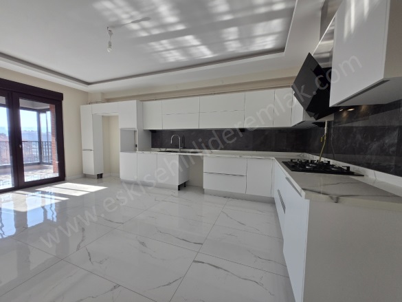 Sümer Mah. Odunpazarı Kiralık Daire |  4+1 Oda | 245M2 Yıllık 55.000Tl | 3. Kat | Doğalgaz(Kombi) | 2 Banyo | 4 Yatak Odası Resim-3