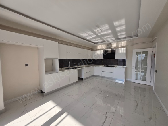 Sümer Mah. Odunpazarı Kiralık Daire |  4+1 Oda | 245M2 Yıllık 55.000Tl | 3. Kat | Doğalgaz(Kombi) | 2 Banyo | 4 Yatak Odası Resim-4