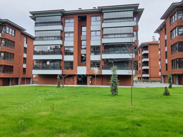 Sümer Mah. Odunpazarı Kiralık Daire |  4+1 Oda | 190M2 Aylık 55.000Tl | 2. Kat | Yerden Isıtma | 2 Banyo | 4 Yatak Odası Resim-3