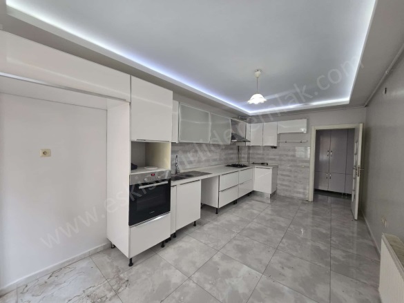 Deliklitaş Mah. Odunpazarı Satılık Daire |  4+1 Oda | 190M2 10.500.000Tl  Krediye Uygun  | 1. Kat | Doğalgaz(Kombi) | 2 Banyo | 4 Yatak Odası Resim-4