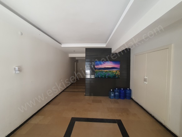 Vişnelik Mah. Odunpazarı Satılık Daire |  3+1 Oda | 150M2 9.350.000Tl  Krediye Uygun  | 1. Kat | Doğalgaz(Kombi) | 1 Banyo | 3 Yatak Odası Resim-3