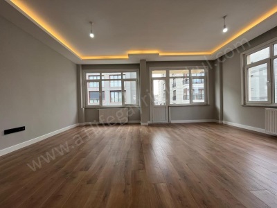 Etemefendi Caddesinde Az Katlı Binada Mimari Dekorlu Ara Kat 3+1 Satılık Daire Kadıköy Erenköy Mah